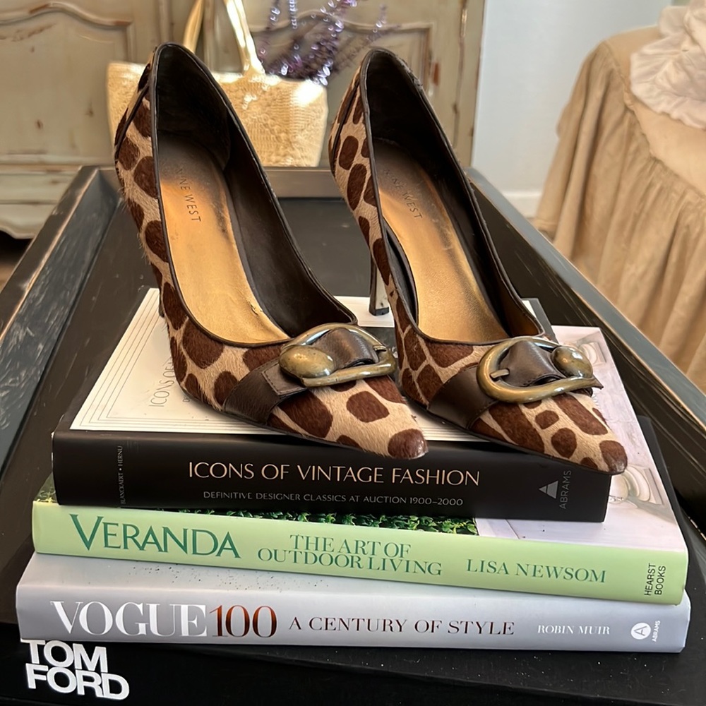Vintage Nine West brown giraffe print. Size 9